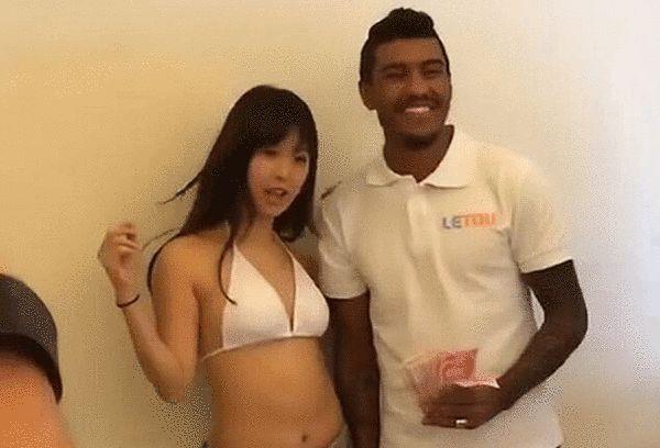 少女李玩循着楼上的鸟叫声望向窗外，试图捕捉叫声源头